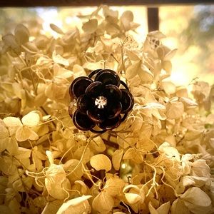 Black gem flower ring